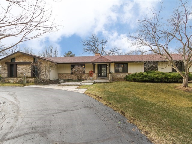 349 Old Sutton Rd, Barrington, IL 60010 photo 2