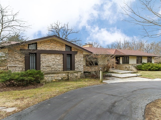 349 Old Sutton Rd, Barrington, IL 60010 photo 1
