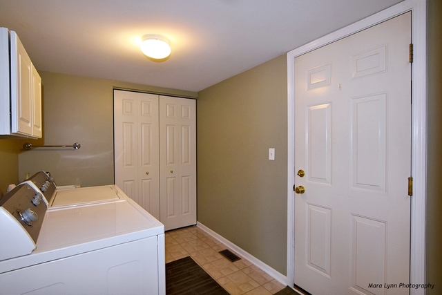 1696 Seaton Ln, Elgin, IL 60123 photo 9