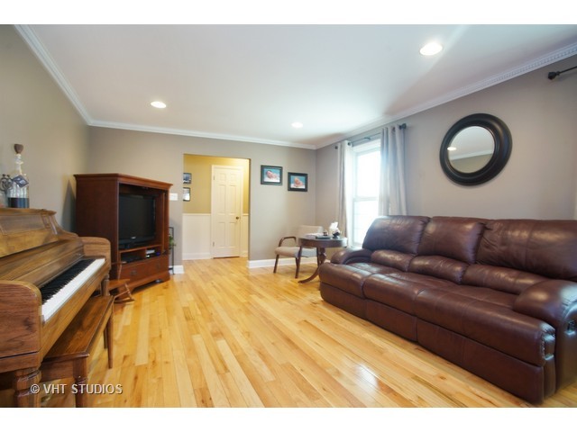 408 Ardmore Rd, Des Plaines, IL 60016 photo 2