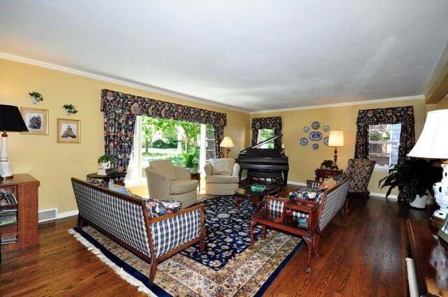325 Nuttall Rd, Riverside, IL 60546 photo 3