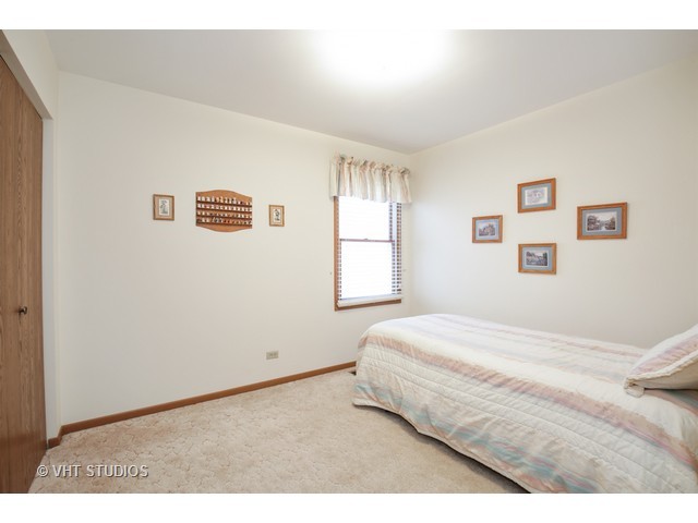 583 Alice Pl, Elgin, IL 60123 photo 8