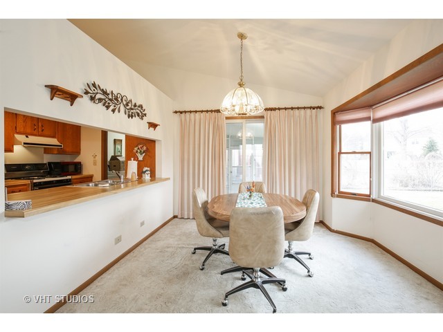 583 Alice Pl, Elgin, IL 60123 photo 4