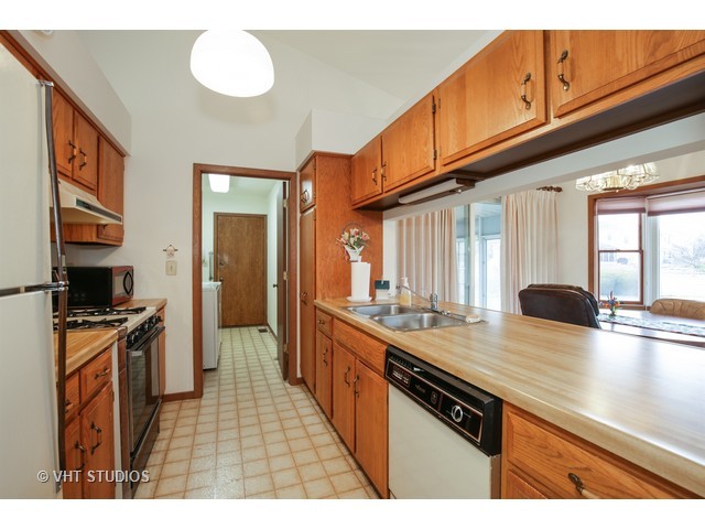 583 Alice Pl, Elgin, IL 60123 photo 3
