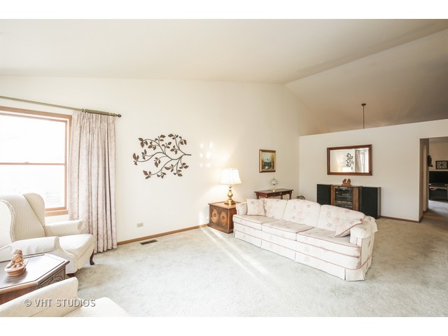 583 Alice Pl, Elgin, IL 60123 photo 2