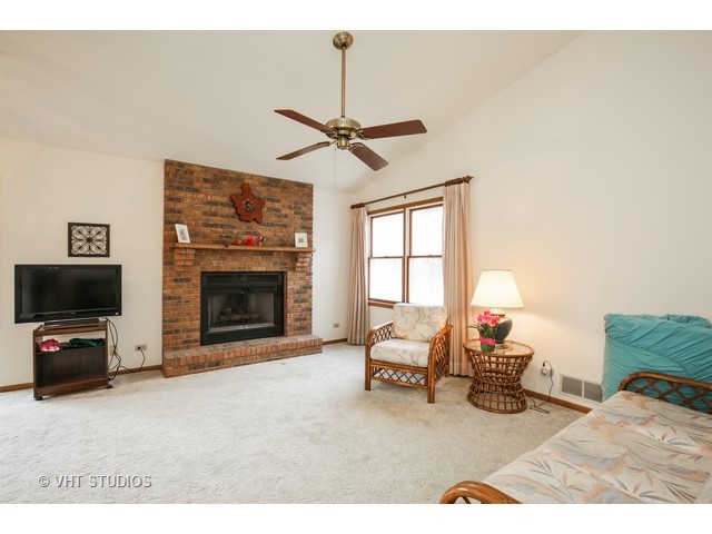 583 Alice Pl, Elgin, IL 60123 photo 5