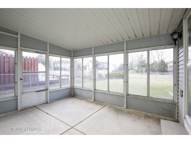 583 Alice Pl, Elgin, IL 60123 photo 9