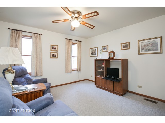 583 Alice Pl, Elgin, IL 60123 photo 7