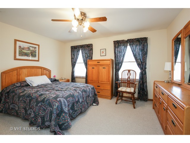 583 Alice Pl, Elgin, IL 60123 photo 6