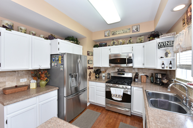 827 Adderly Ln, Gurnee, IL 60031 photo 2
