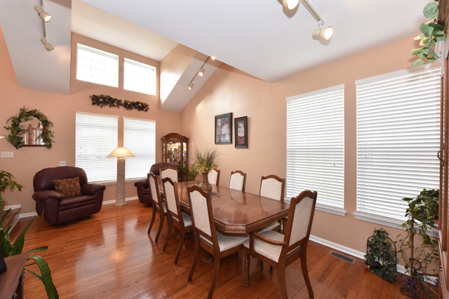 827 Adderly Ln, Gurnee, IL 60031 photo 5