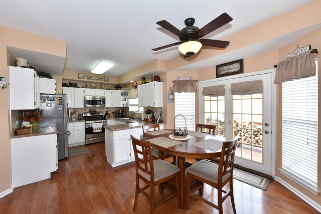 827 Adderly Ln, Gurnee, IL 60031 photo 4