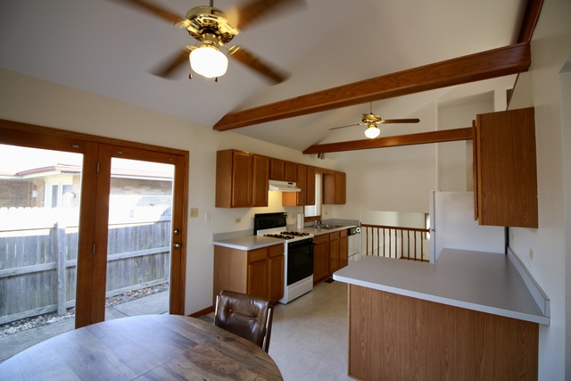 14641 Knox Ave, Midlothian, IL 60445 photo 3
