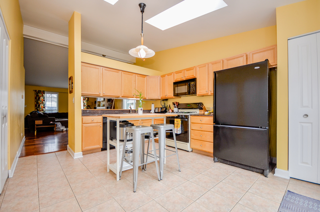 789 Thoreau Dr, Elgin, IL 60120 photo 5