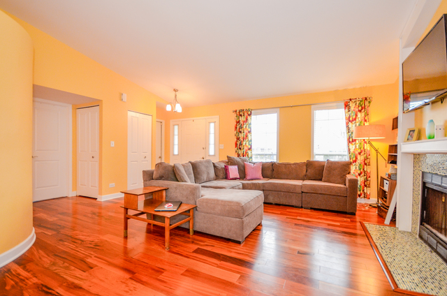 789 Thoreau Dr, Elgin, IL 60120 photo 3
