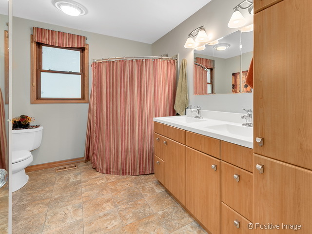 1891 Nottingham Ln, Wheaton, IL 60189 photo 13
