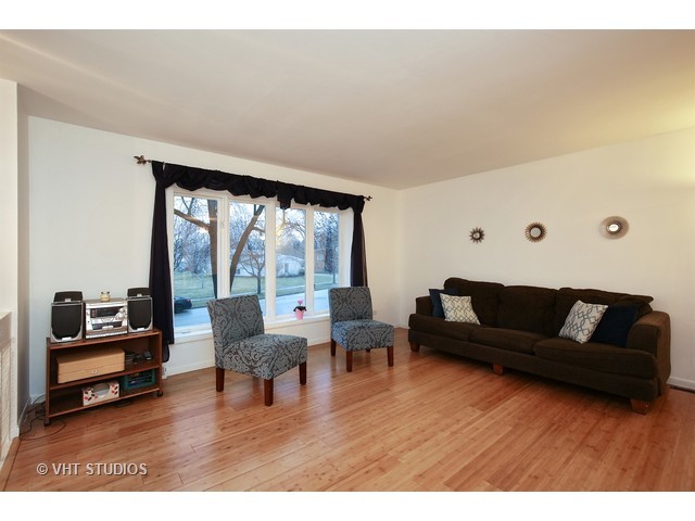 657 Eichler Dr, West Dundee, IL 60118 photo 2