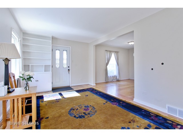 345 S Warrington Rd, Des Plaines, IL 60016 photo 2