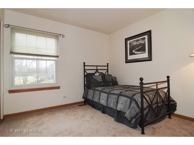 255 Gatewood Ln, Bartlett, IL 60103 photo 11