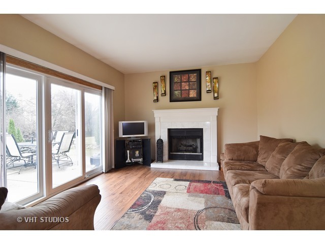 255 Gatewood Ln, Bartlett, IL 60103 photo 6