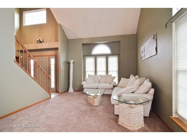 255 Gatewood Ln, Bartlett, IL 60103 photo 2