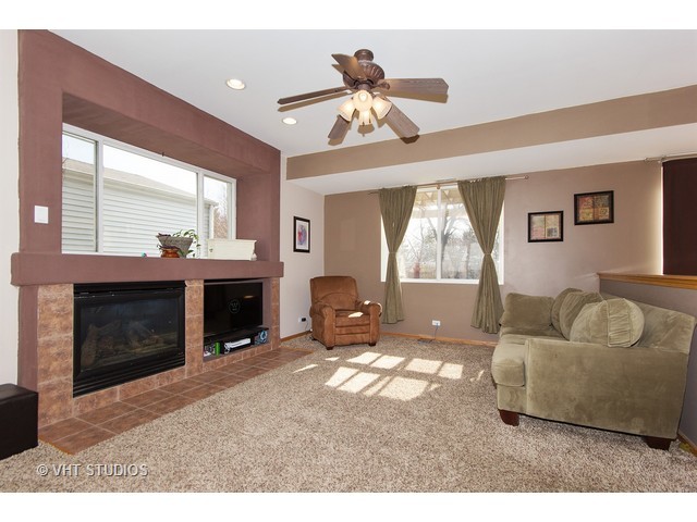 153 Eisenhower Dr, Oswego, IL 60543 photo 3