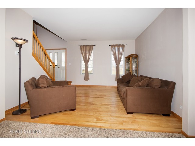 153 Eisenhower Dr, Oswego, IL 60543 photo 5