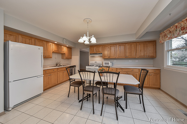 1876 Briarcliffe Blvd, Wheaton, IL 60189 photo 6