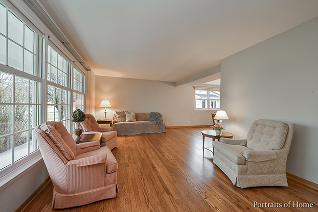 1876 Briarcliffe Blvd, Wheaton, IL 60189 photo 2