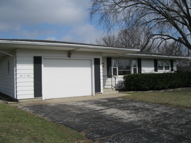 1004 Oeffling Dr, Mchenry, IL 60051 photo 1