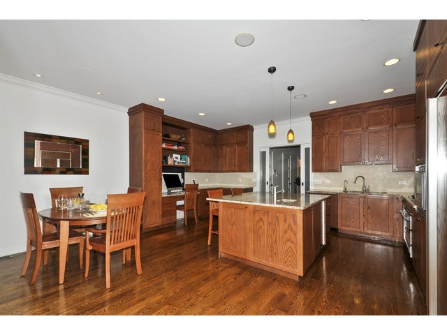 35 Elm St, Chicago, IL 60611 photo 8