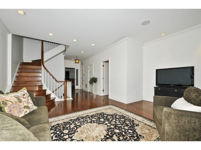35 Elm St, Chicago, IL 60611 photo 2