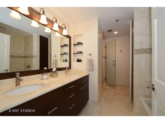 57 E Delaware Pl #1005, Chicago, IL 60611 photo 9