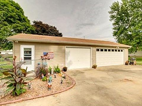105 E Prairie St, Sidney, IL 61877 photo 3