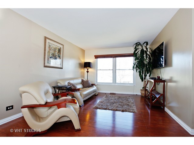 151 Mayer Ave, Wheeling, IL 60090 photo 2
