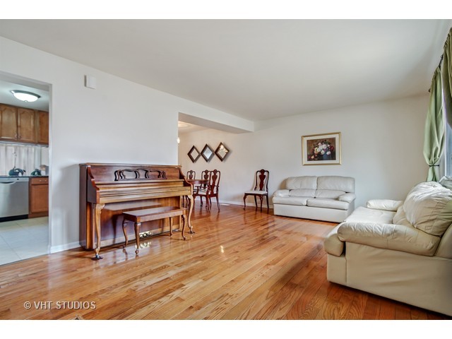4477 Harbor Cir, Hoffman Estates, IL 60192 photo 2