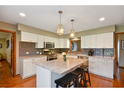 26 W074 Blackhawk Dr, Wheaton, IL 60189 photo 4