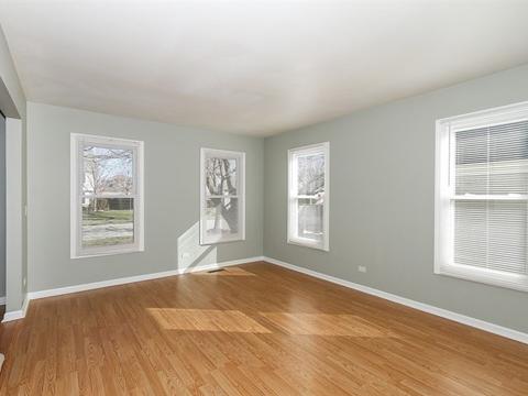 1065 Willoby Ln, Elgin, IL 60120 photo 4