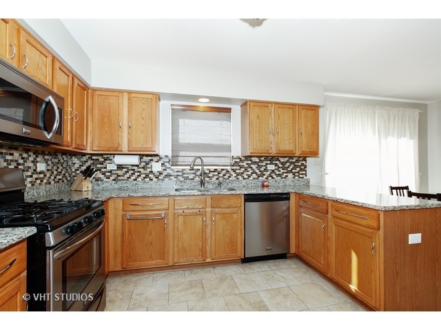 12459 Falcon Dr, Plainfield, IL 60585 photo 3