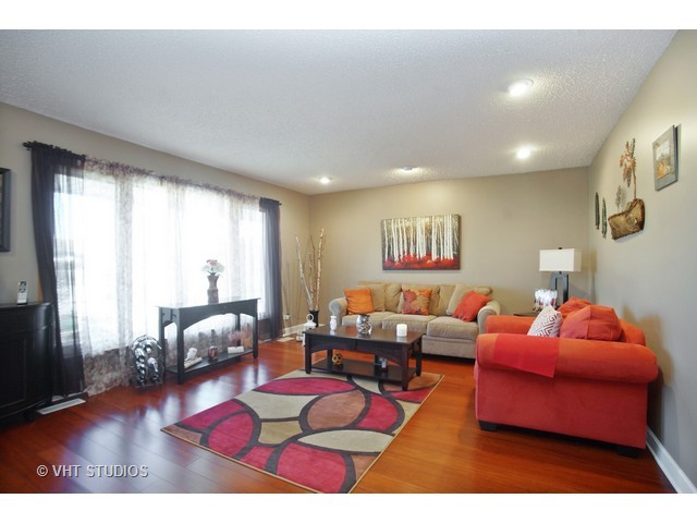 425 Northview Ln, Hoffman Estates, IL 60169 photo 2