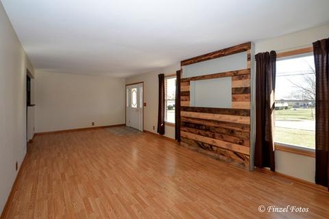 736 Maple St, Marengo, IL 60152 photo 2
