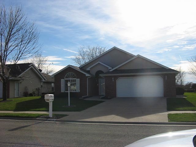 2912 Independence Dr, Peru, IL 61354 photo 1