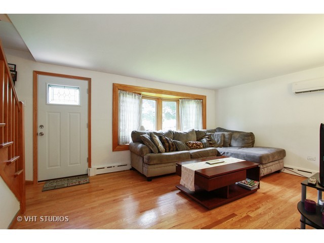 8547 Mcvicker Ave, Burbank, IL 60459 photo 2