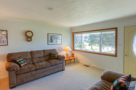 20 Pleasant St, Hoffman Estates, IL 60169 photo 3
