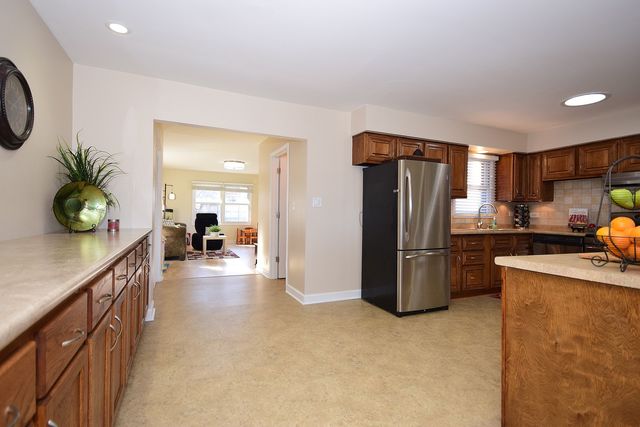 313 68th St, Darien, IL 60561 photo 5