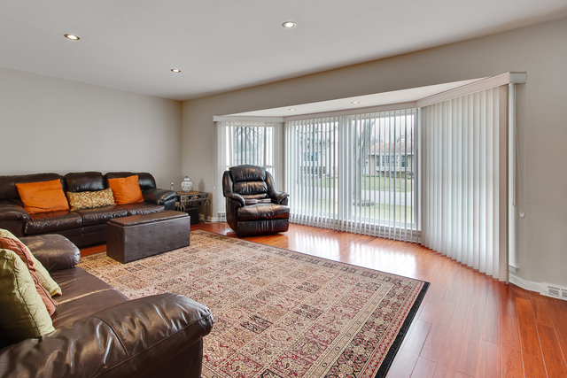 1104 E Alder Ln, Mount Prospect, IL 60056 photo 4