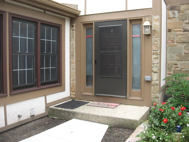1126 Oakview Dr, Wheaton, IL 60187 photo 2