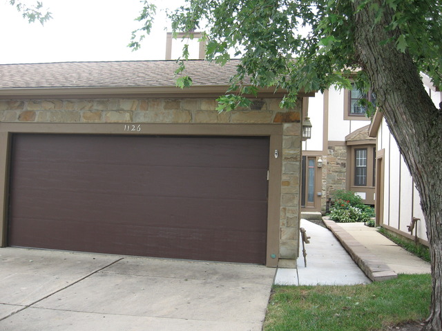 1126 Oakview Dr, Wheaton, IL 60187 photo 1