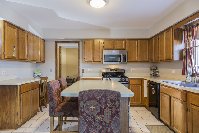521 Ladysmith Rd, Bartlett, IL 60103 photo 2