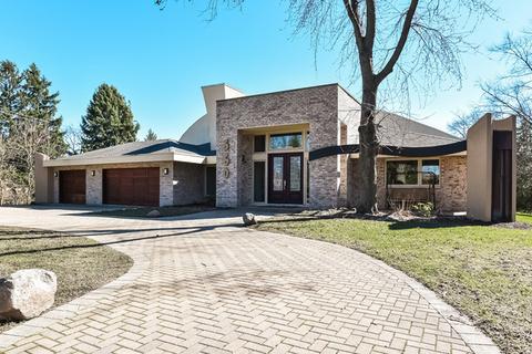 560 Ridgemoor Dr, Willowbrook, IL 60527 photo 1
